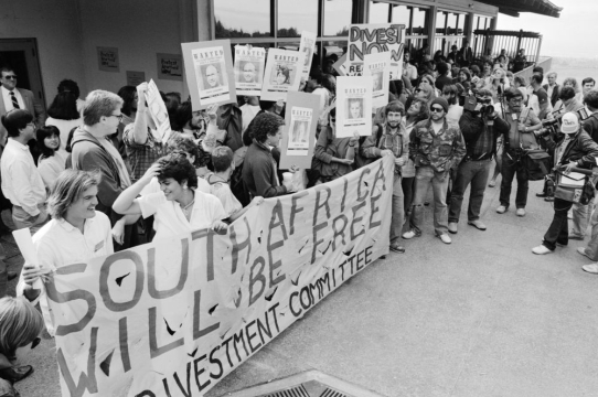 UC Regents' meeting, July 17-18, 1986: students protesting apartheid in South Africa. Image courtesy the Collection of the University of California, Santa Cruz, Special Collections & Archives.
